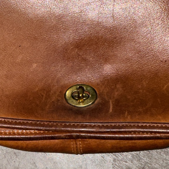 Coach Vintage Glove-Tanned Leather Turn Lock Crossbody Purse NYC Era - Picture 2 of 7